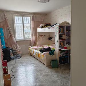 心港假日四期：99平四楼，不顶不边，装修5年，72万议，东西